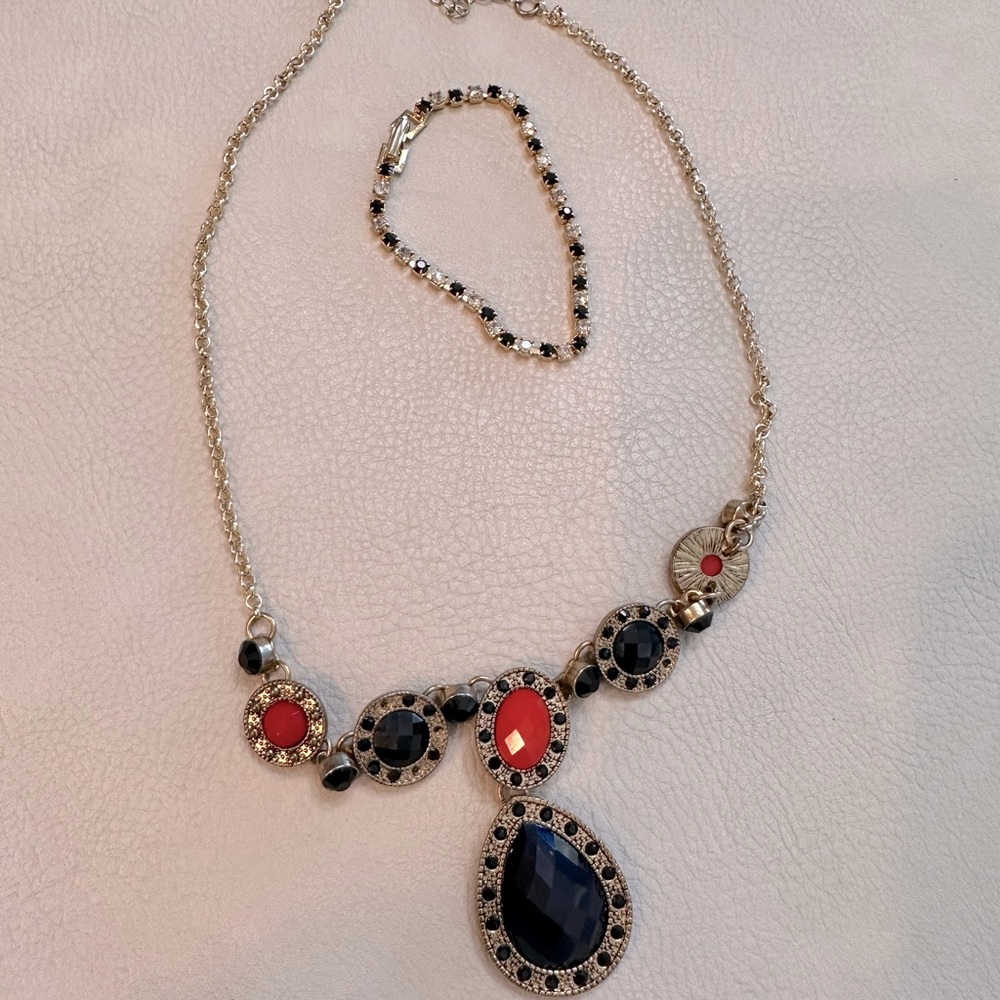Beautiful gold with stones necklace set with bracelet!